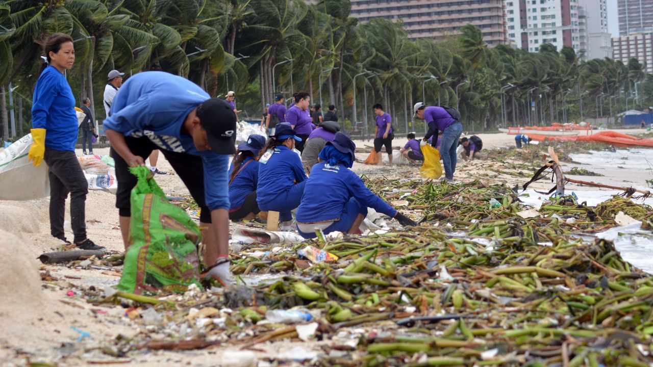 Egay washes ashore tons of trash, assorted flotsam along Manila Bay ...